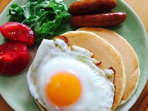 目玉焼きのせパンケーキプレート